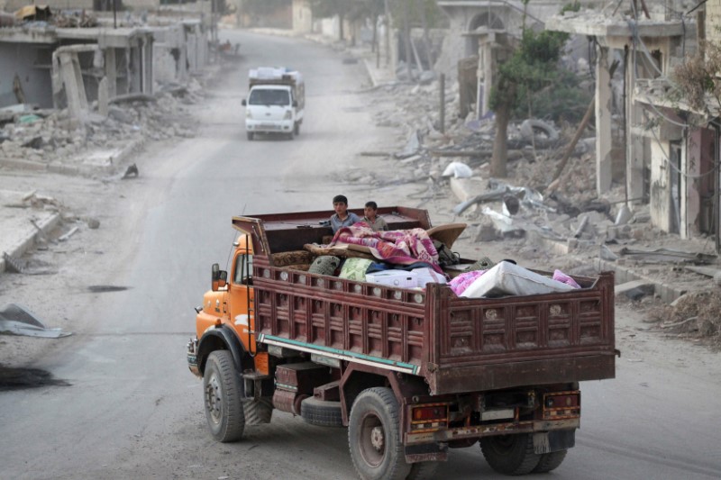 © Reuters. People that fled Islamic State contolled areas travel on the back of a vehicle in al-Rai town, northern Aleppo countryside