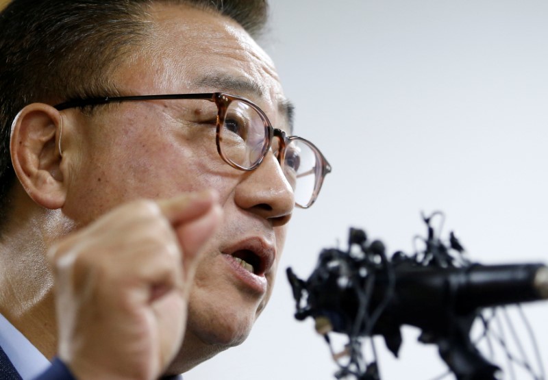 © Reuters. Koh Dong-jin, president of Samsung Electronics' Mobile Communications Business, speaks during a news conference in Seoul