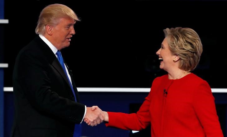 © Reuters. Republican U.S. presidential nominee Donald Trump and Democratic U.S. presidential nominee Hillary Clinton shake hands at the end of their first presidential debate at Hofstra University in Hempstead