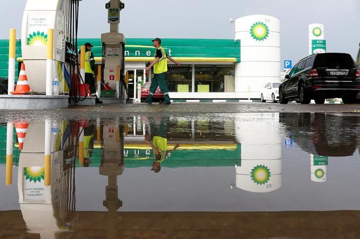 © Reuters. BP petrol station is reflected in puddle in Moscow