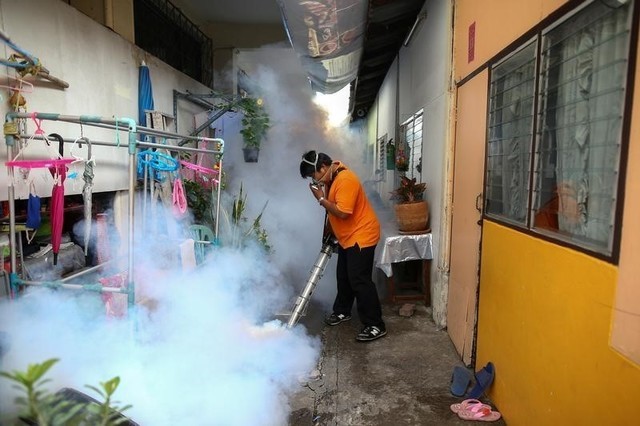 © Reuters. Funcionário municipal realiza fumigação contra mosquitos em Bangcoc