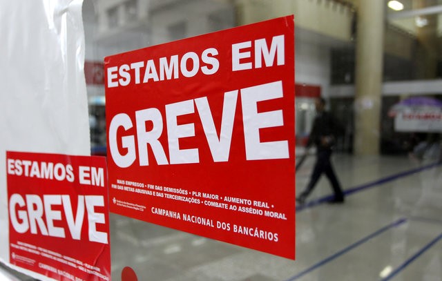 © Reuters. Cartazes de greve colocados em agência bancária em São Paulo