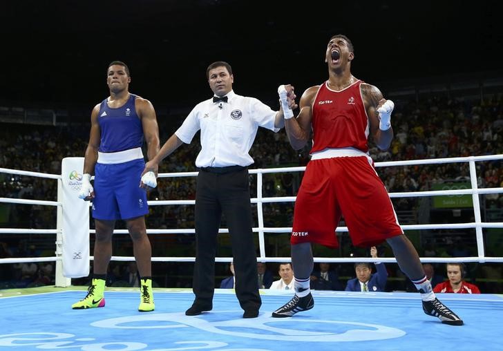 © Reuters. El boxeador francés Tony Yoka celebra tras ganar su lucha contra el británico Joseph Joycen, en la final del boxeo masculino sobre 91 kilos, en los Juegos Olímpicos de Río de Janeiro