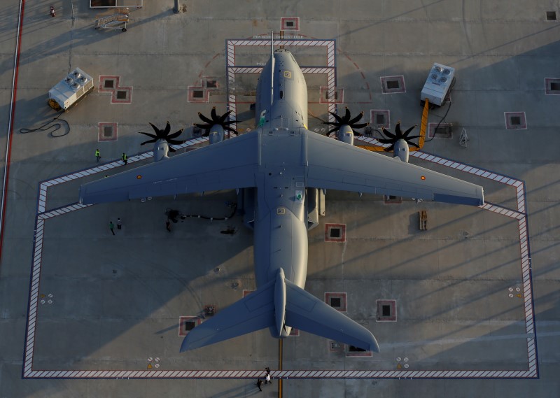 © Reuters. An Airbus A400M military transport plane is parked at the Airbus assembly plant in Seville, southern Spain