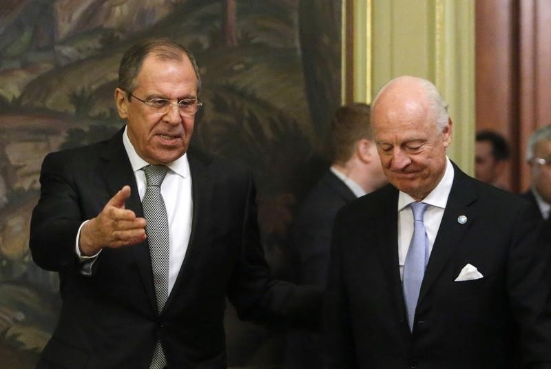 © Reuters. Russian Foreign Minister Lavrov meets with U.N. Special Envoy Mistura in Moscow