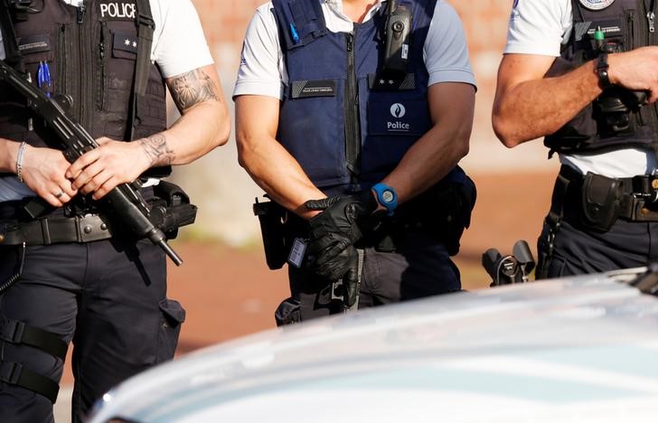 © Reuters. Policiais vistos em entrada de delegacia em Charleroi, Bélgica