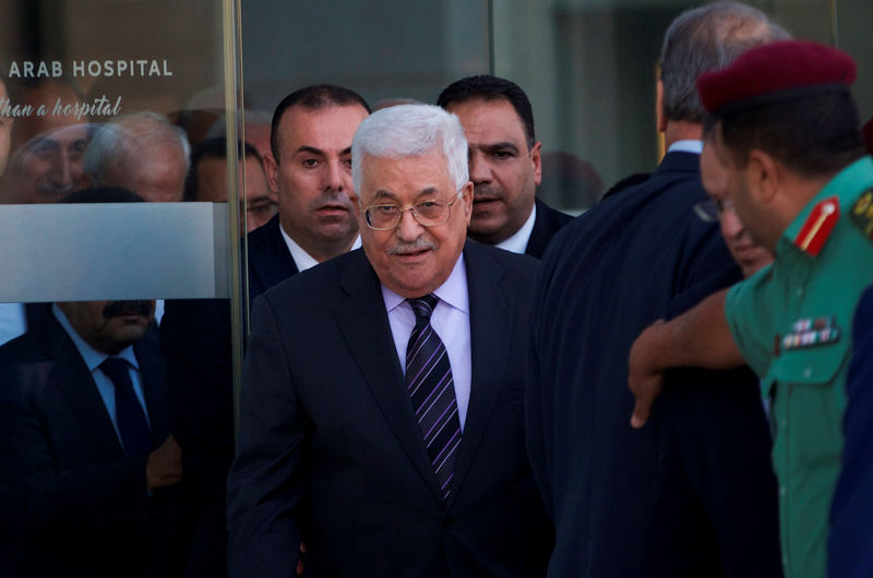 © Reuters. Presidente palestino, Mahmoud Abbas, deixa hospital em Ramallah