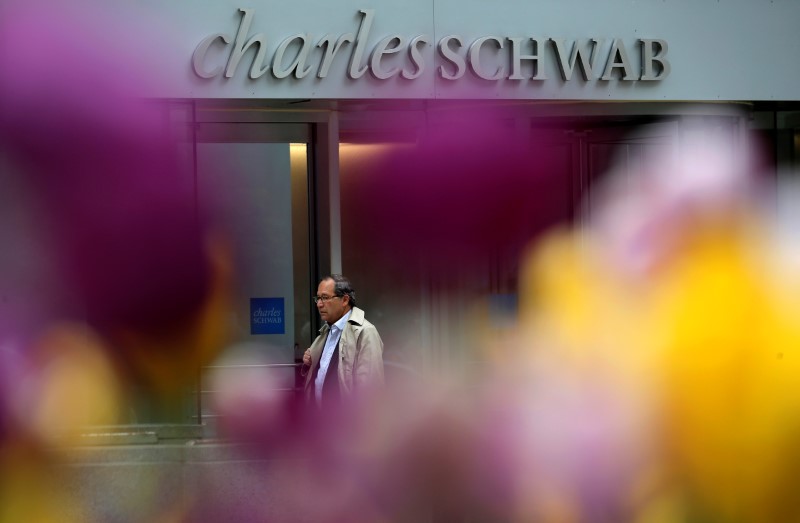 © Reuters. A man walks past a Charles Schwab investment branch in Chicago