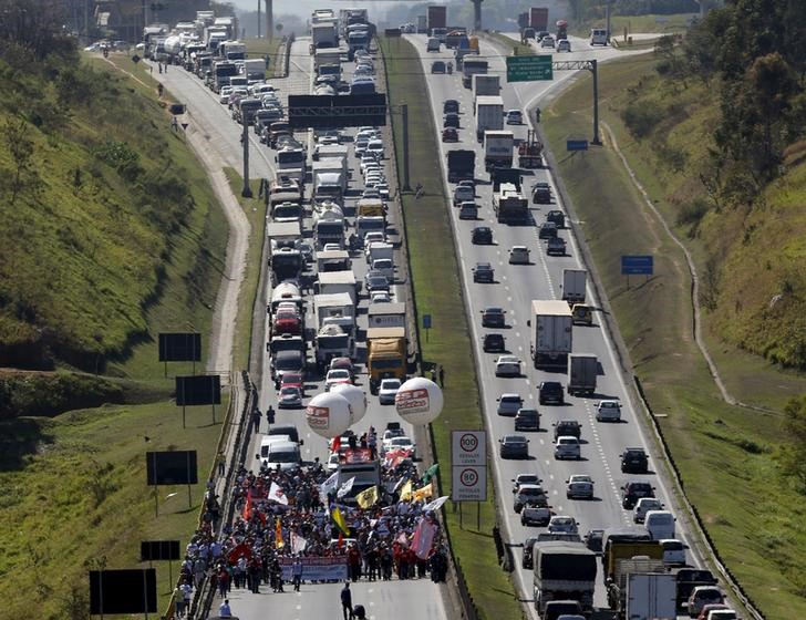 © Reuters. Protesto na rodovia Presidente Dutra, em São José dos Campos, Brasil