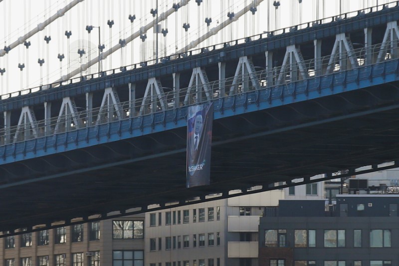 © Reuters. A banner with an image of Russian President Vladimir Putin hangs from the Manhattan Bridge in New York