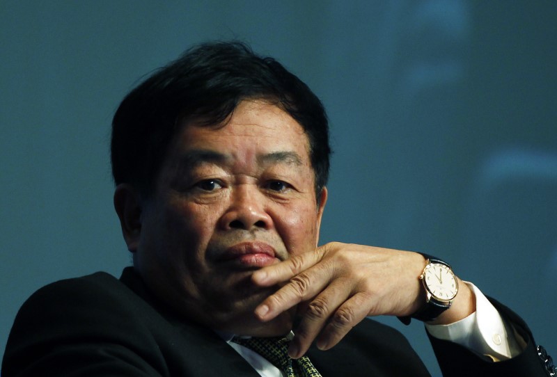 © Reuters. Cho Tak Wong, Chairman of Fuyao Glass Industry Group, takes part in the Asian Financial Forum in Hong Kong
