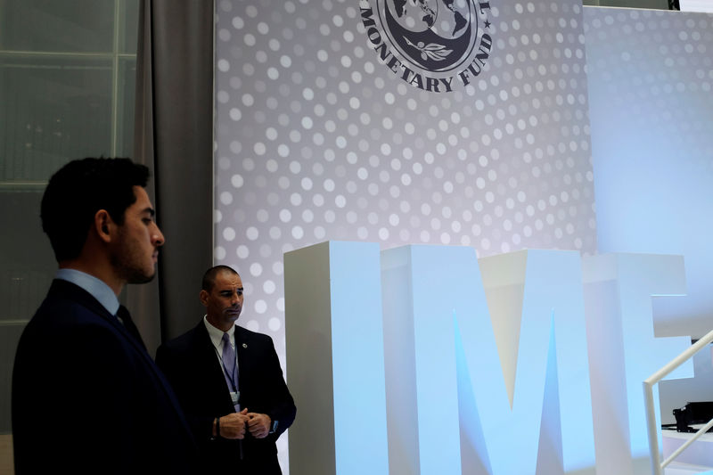 © Reuters. Security personnel guard the stage during a panel discussion including global financial leaders at the annual meetings of the IMF and World Bank Group in Washington