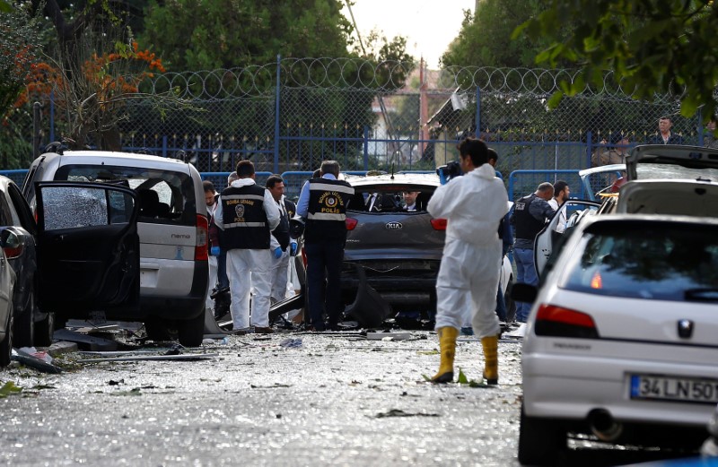 © Reuters. Police forensic experts examine the scene of blast in Istanbul