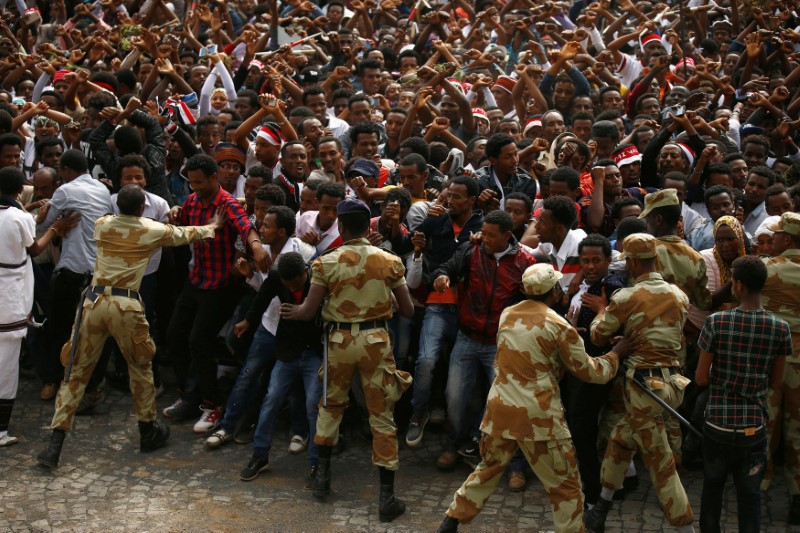 © Reuters. File photo of demonstrators chanting slogans while flashing the Oromo protest gesture during Irreecha, the thanksgiving festival of the Oromo people, in Bishoftu town, Oromiya region, Ethiopia