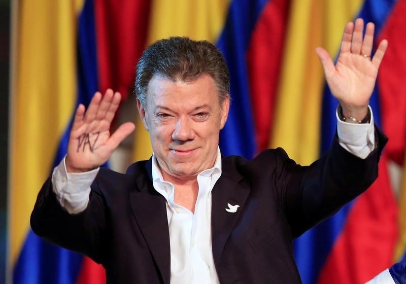 © Reuters. Colombian presidential candidate and President Santos celebrates after winning a second term in the country's presidential elections in Bogota