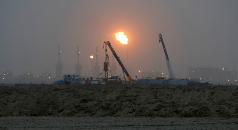 © Reuters. Flames emerge from a pipeline at the oil fields in Basra, southeast of Baghdad