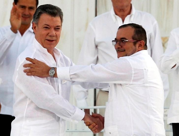 © Reuters. Presidente da Colômbia, Juan Manuel Santos, e líder das Farc, Timochenko, em Cartagena