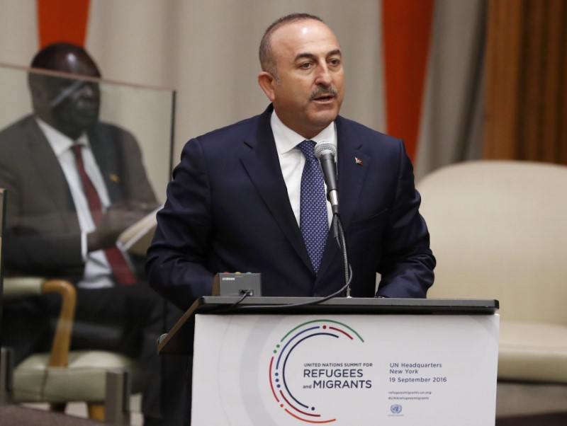 © Reuters. Foreign Minister Mevlut Cavusoglu of Turkey speaks during a high-level meeting on addressing large movements of refugees and migrants at the United Nations General Assembly in Manhattan, New York