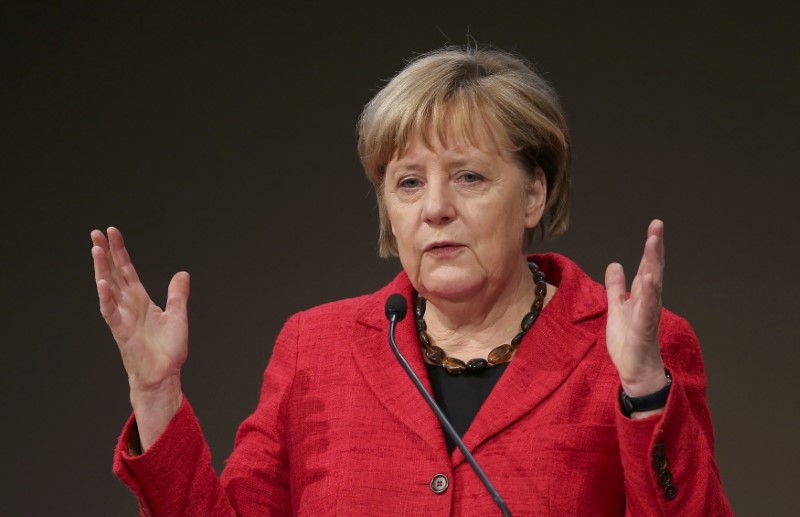 © Reuters. German Chancellor Angela Merkel gives a speech at the Day of German Industry 2016 conference in Berlin