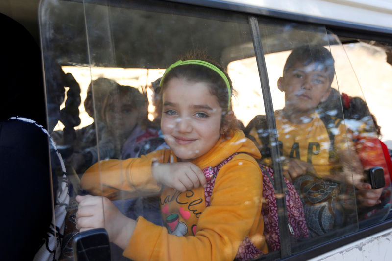 © Reuters. Syrian refugee children wait to leave in a bus after finishing school in Mount Lebanon