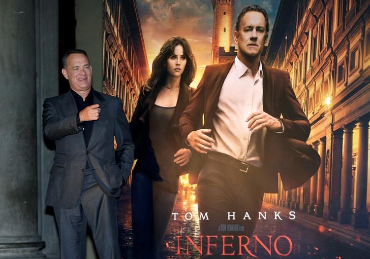 © Reuters. Ator Tom Hanks ao lado do cartaz de seu novo filme, "Inferno", em Florença