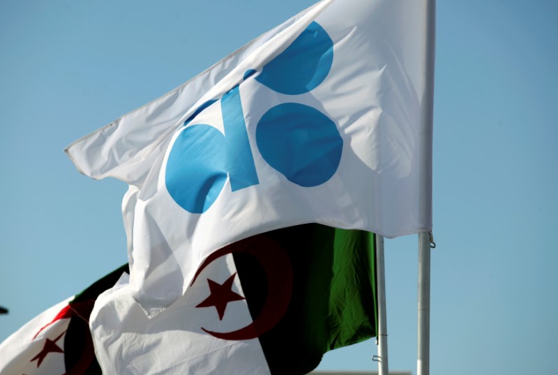 © Reuters. The OPEC and Algeria flags are pictured ahead of an informal meeting between members of the Organization of the Petroleum Exporting Countries (OPEC) in Algiers