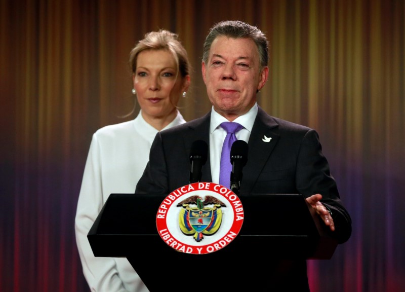 © Reuters. Colombia's President Juan Manuel Santos talks during a news conference at Narino Palace in Bogota