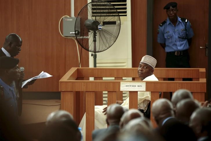 © Reuters. A court clerk reads the charges to Nigeria Senate President Bukola Saraki at the Code of Conduct Tribunal at Darki Biu