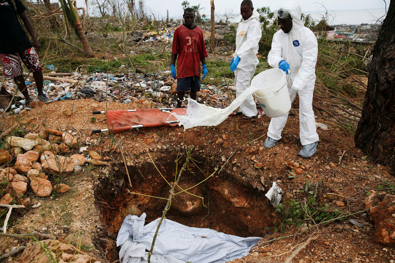 © Reuters. Dois corpos são enterrados após passagem do furacão Matthew por Jeremie, no Haiti