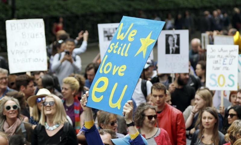 © Reuters. People hold banners during a demonstration against Britain's decision to leave the European Union, in central London