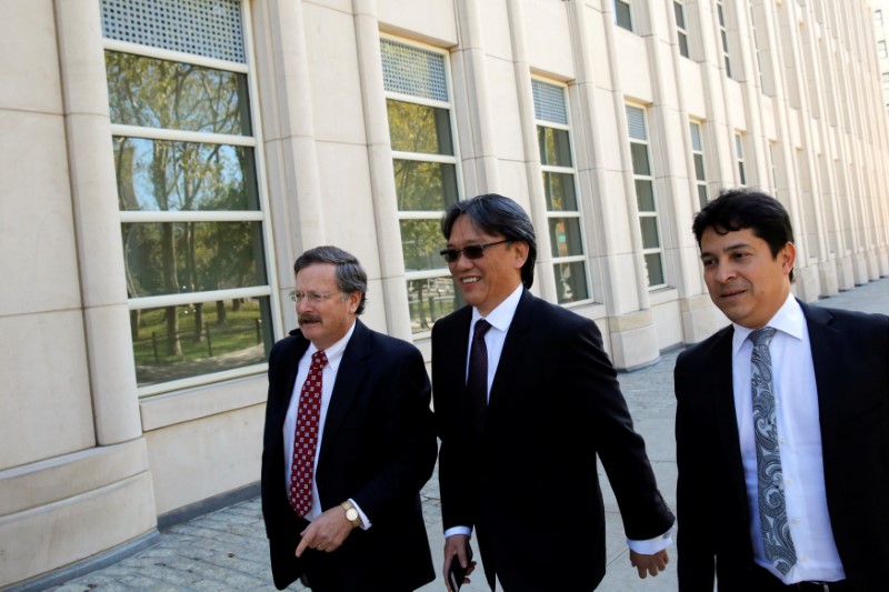 © Reuters. Former FIFA and CONCACAF executive committee member and former president of the Costa Rican soccer federation Eduardo Li enters the Brooklyn Federal Court in Brooklyn, New York, U.S.