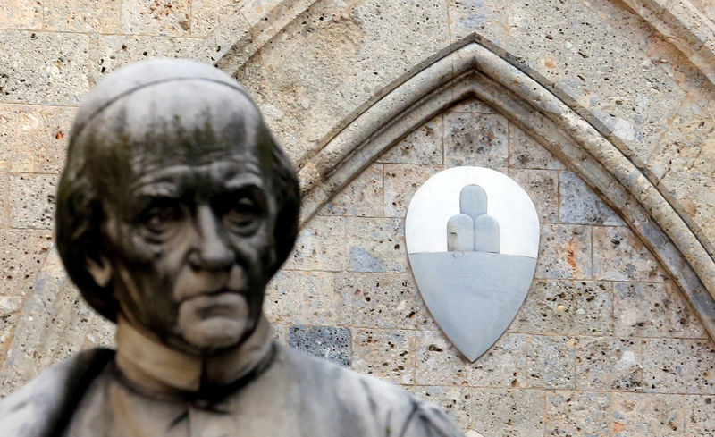 © Reuters. The Monte dei Paschi di Siena bank logo is pictured at the bank's headquarters in Siena