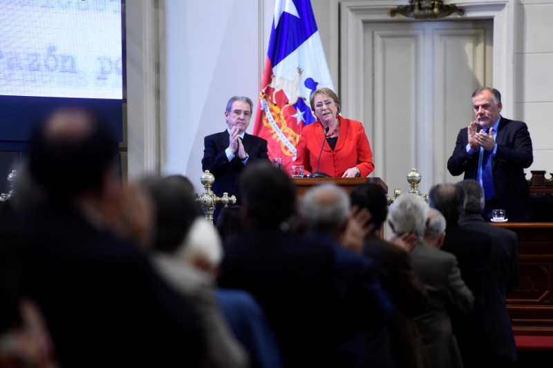 © Reuters. Chile's President Michelle Bachelet is applauded as she delivers a speech in Santiago