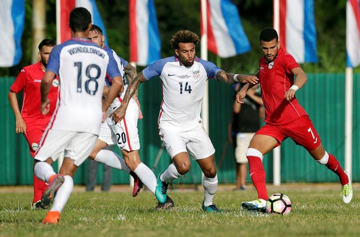 © Reuters. أمريكا تهزم كوبا 2-صفر في مباراة ودية على ملعب سيء في هافانا