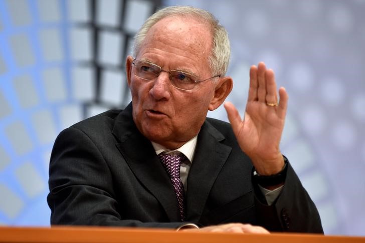 © Reuters. German Finance Minister Wolfgang Schauble speaks during a panel discussion at the annual meetings of the IMF and World Bank Group in Washington