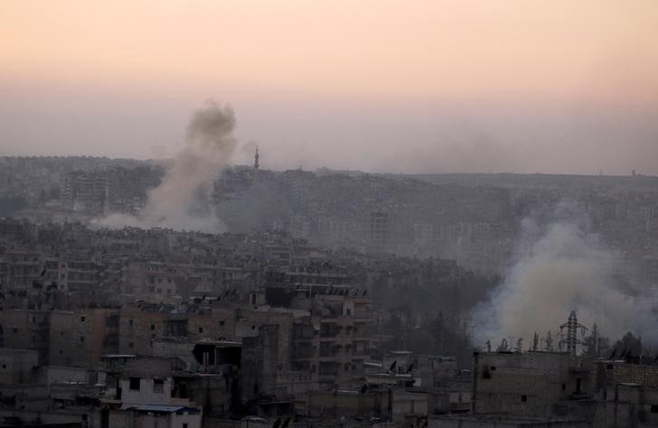 © Reuters. Smoke rises from Bustan al-Basha neighborhood of Aleppo
