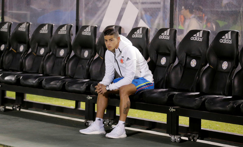 © Reuters. El futbolista colombiano James Rodríguez sentado en el banquillo antes del partido por las Clasificatorias de su selección con Paraguay en el estadio Defensores del Chaco de Asunción