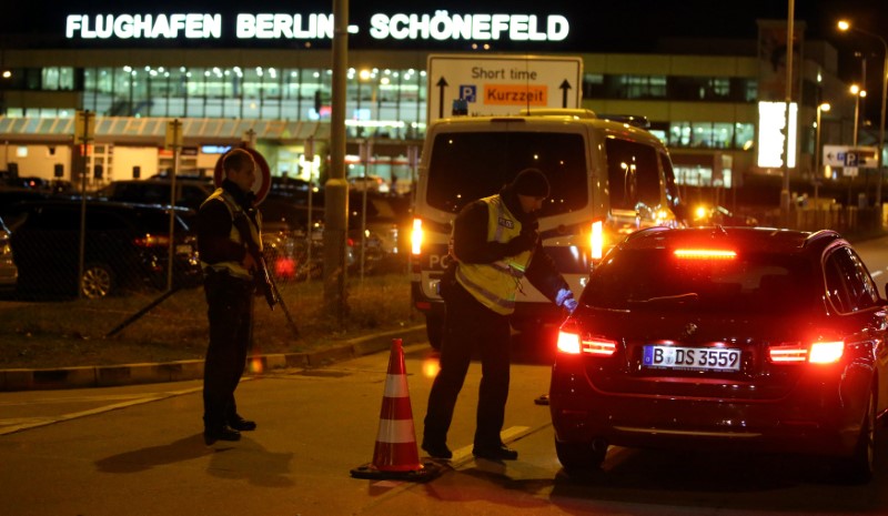 © Reuters. German police check cars at a checkpoint to enter Berlin-Schoenefeld airport in Schoenefeld