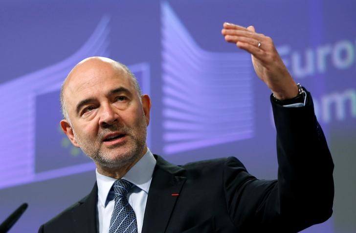 © Reuters. EU Commissioner Moscovici addresses a news conference in Brussels