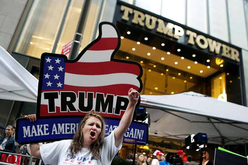 © Reuters. Supporters of Republican presidential nominee Donald Trump stand outside Trump Tower where Trump lives, in the Manhattan borough of New York