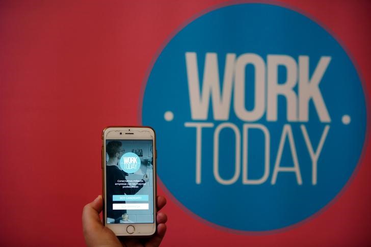 © Reuters. Apps de "empleo rápido" hallan un nicho en el difícil mercado laboral español