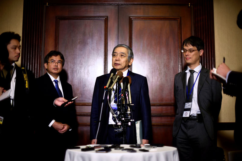 © Reuters. El gobernador del Banco de Japón, Haruhiko Kuroda, habla con periodistas en el Willard Intercontinental Hotel de Washington.