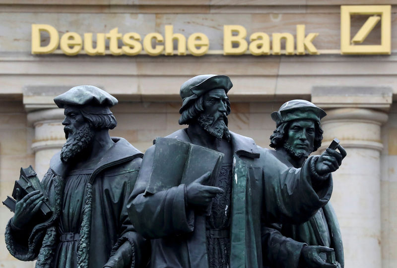 © Reuters. A statue is pictured next to the logo of Germany's Deutsche Bank in Frankfurt