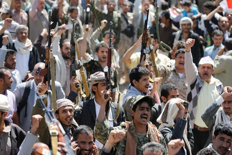© Reuters. ألوف من المتظاهرين اليمنيين المسلحين يطالبون بالتحقيق في هجوم
