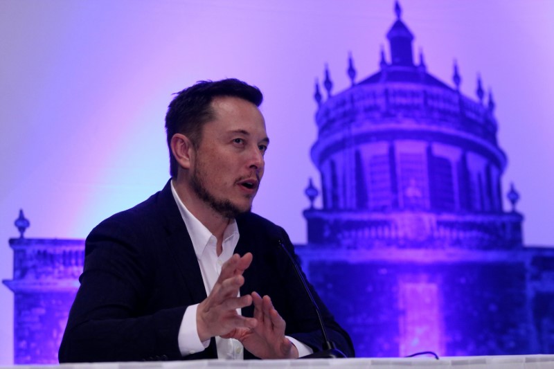 © Reuters. SpaceX CEO Elon Musk attends a news conference after unveiling his plans to colonize Mars at the International Astronautical Congress in Guadalajara
