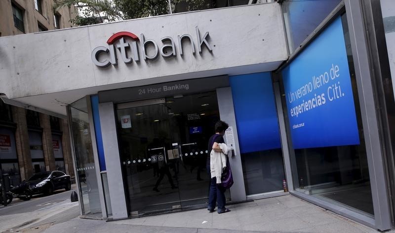 © Reuters. A woman enters a Citibank branch in Buenos Aires
