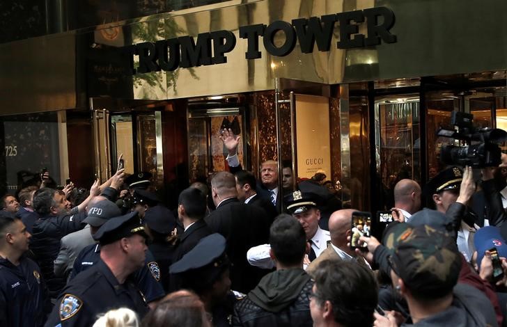 © Reuters. Republican presidential nominee Donald Trump waves to supporters outside the front door of Trump Tower where he lives in the Manhattan borough of New York