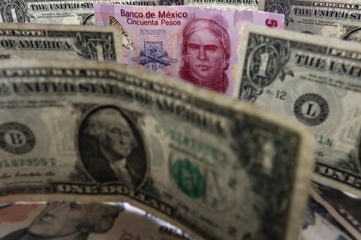 © Reuters. A picture illustration shows Mexican pesos and U.S. dollars banknotes in Mexico City