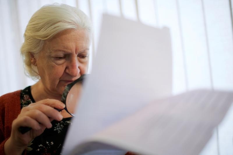 © Reuters. A woman studies the ballots during the parliamentary election in Tbilisi