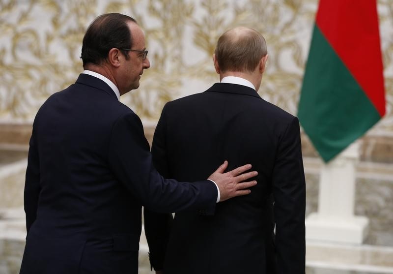 © Reuters. French President Hollande and Russian President Putin walk after a meeting in Minsk